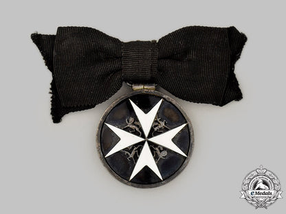 united_kingdom._an_order_of_st._john,_serving_sister_breast_badge,_cased,_named_to_mrs._myra_b._bruce1946_m21_mnc5449