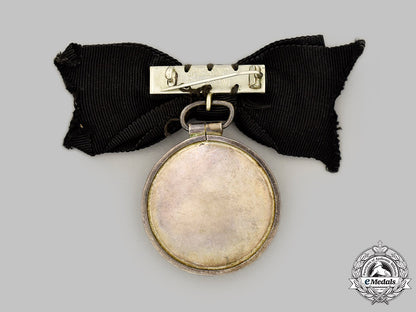 united_kingdom._an_order_of_st._john,_serving_sister_breast_badge,_cased,_named_to_mrs._myra_b._bruce1946_m21_mnc5451