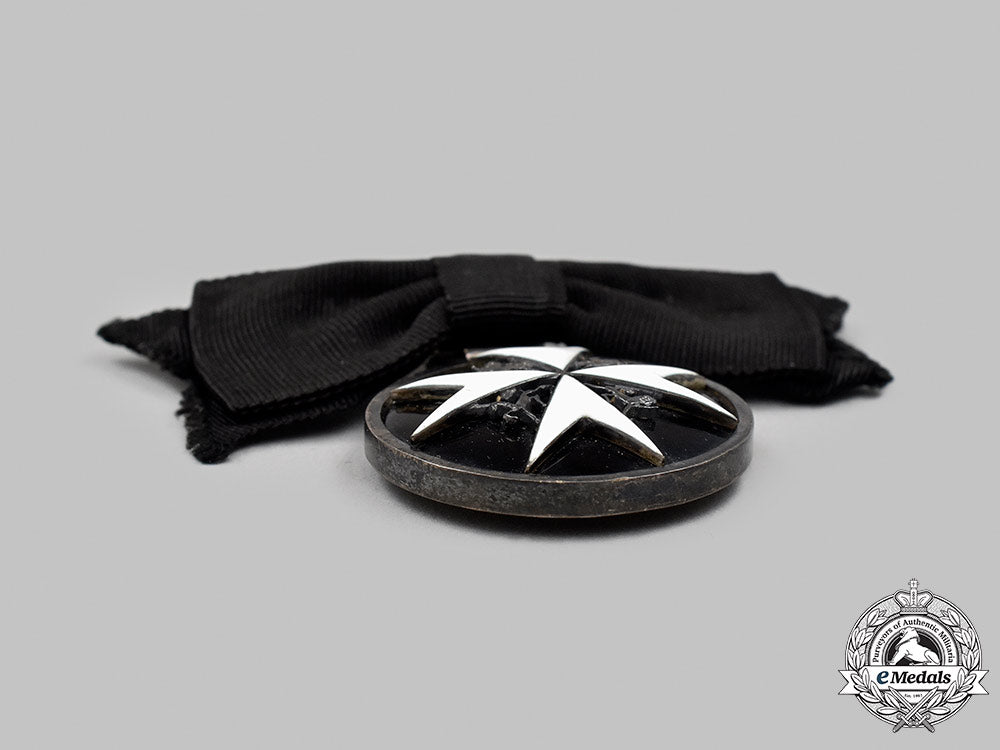 united_kingdom._an_order_of_st._john,_serving_sister_breast_badge,_cased,_named_to_mrs._myra_b._bruce1946_m21_mnc5452
