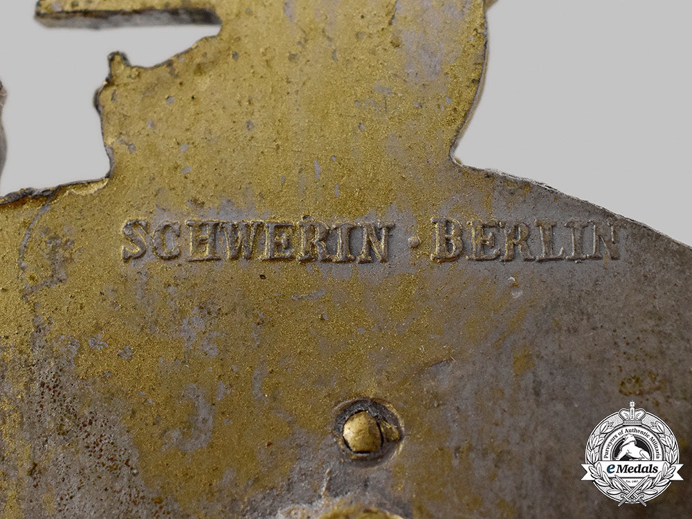 germany,_kriegsmarine._an_auxiliary_cruiser_war_badge,_by_schwerin&_sohn_m21_mnc5541_1