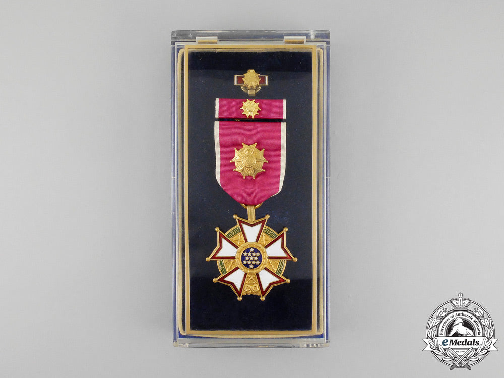 united_states._a_legion_of_merit,_officer_with_case_m_059_1