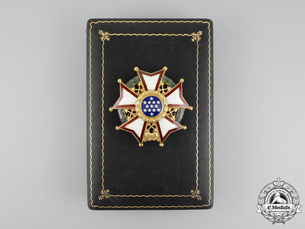 united_states._a_legion_of_merit,_chief_commander_breast_star,_cased_m_072_1_1