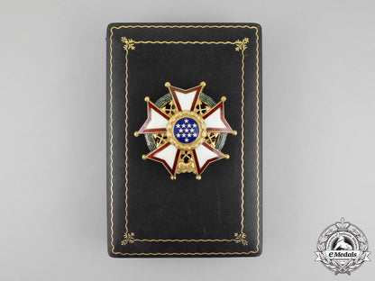 united_states._a_legion_of_merit,_chief_commander_breast_star,_cased_m_072_1_1