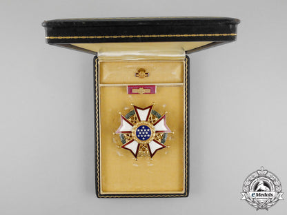 united_states._a_legion_of_merit,_chief_commander_breast_star,_cased_m_073_1