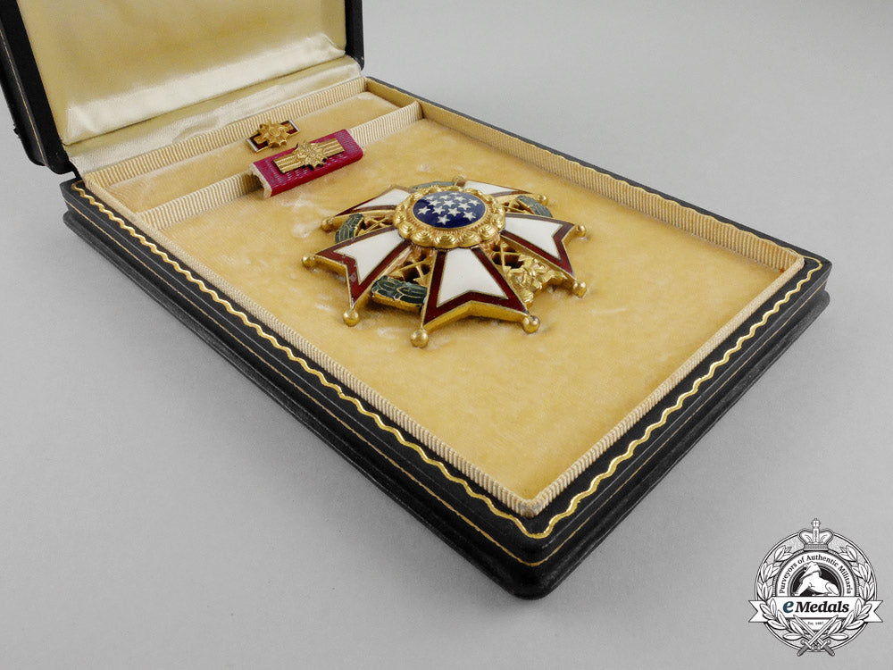 united_states._a_legion_of_merit,_chief_commander_breast_star,_cased_m_075_1