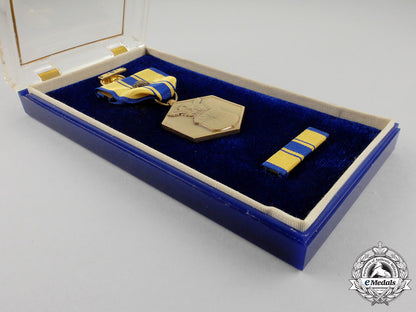 united_states._an_air_force_commendation_medal_with_oak_leaf_cluster,_cased,_to_alton_o._eckhardt_m_094_1