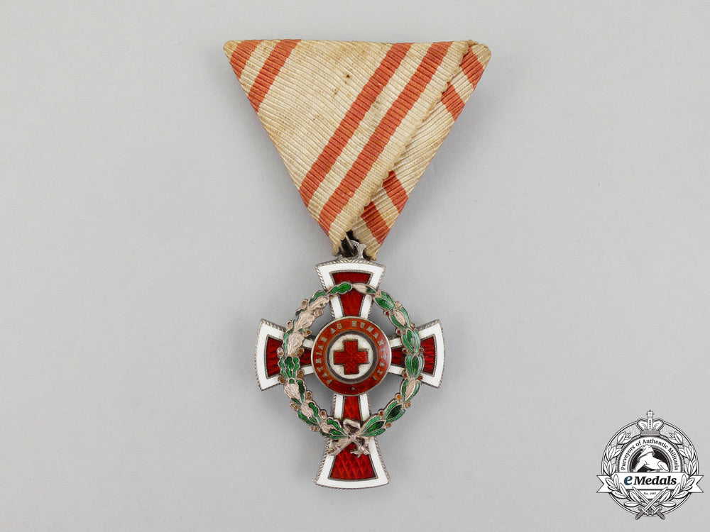 austria._an_austrian_honour_decoration_of_the_red_cross,2_nd_class_cross_with_war_decoration_m_631_1_1