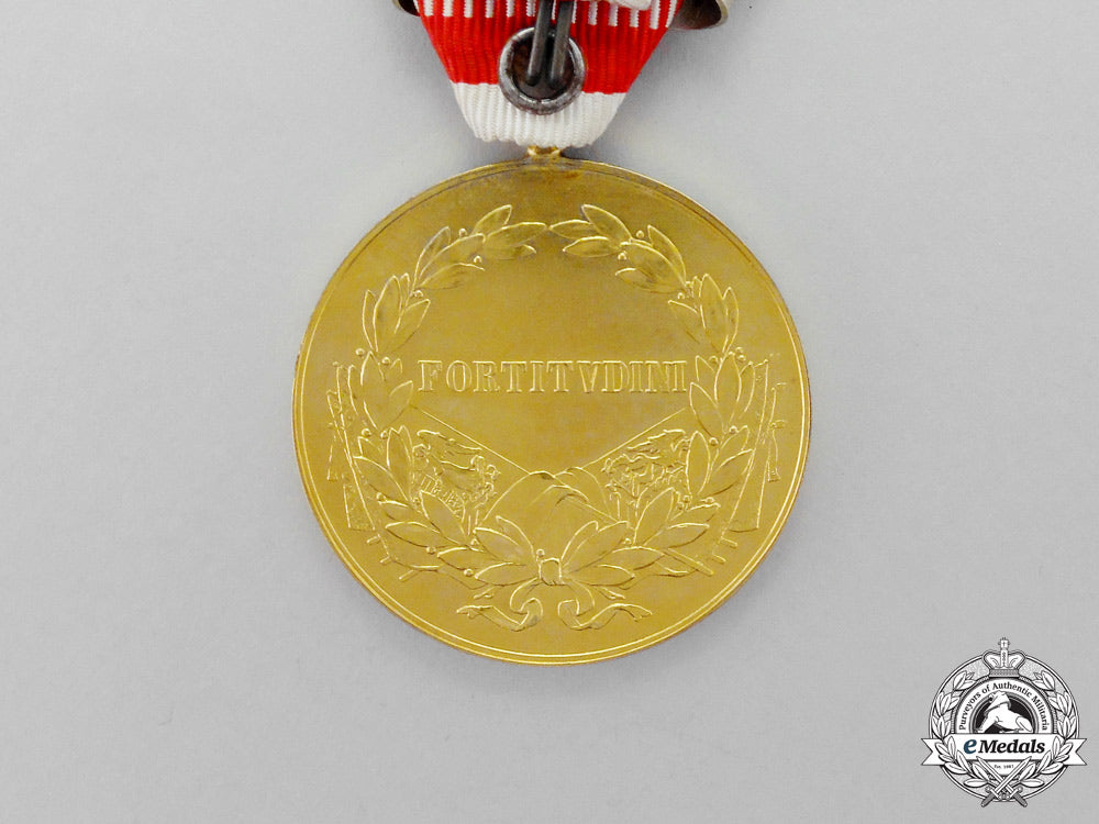 austria._an_austrian_bravery_medal,_gold_grade_with_three_clasps,_type_iv(_karl_i,1917-1918)_m_740_1