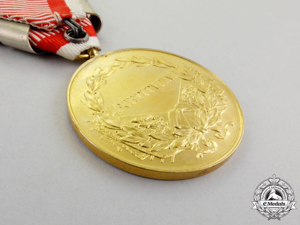 austria._an_austrian_bravery_medal,_gold_grade_with_three_clasps,_type_iv(_karl_i,1917-1918)_m_743_1