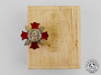 japan._a_military_wound_badge,_type_ii,_boxed_mm_000477