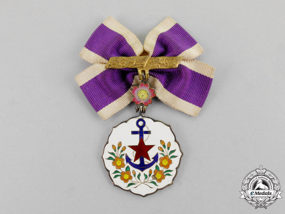 japan._a_patriotic_women's_association(_aikoku_fujinkai)_distinguished_service_badge_in_case_mm_000628