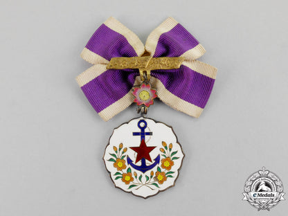 japan._a_patriotic_women's_association(_aikoku_fujinkai)_distinguished_service_badge_in_case_mm_000628