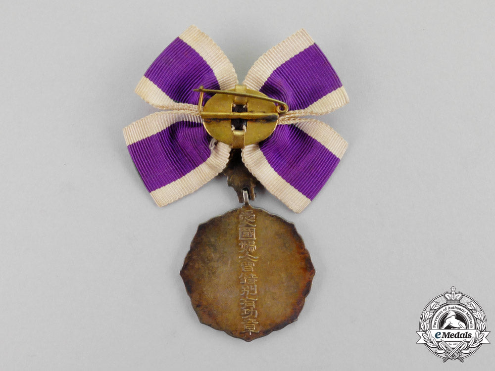 japan._a_patriotic_women's_association(_aikoku_fujinkai)_distinguished_service_badge_in_case_mm_000629