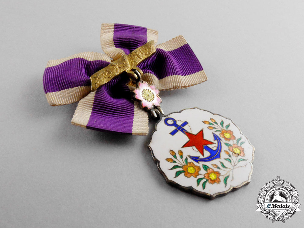japan._a_patriotic_women's_association(_aikoku_fujinkai)_distinguished_service_badge_in_case_mm_000630
