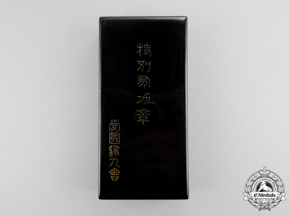 japan._a_patriotic_women's_association(_aikoku_fujinkai)_distinguished_service_badge_in_case_mm_000633