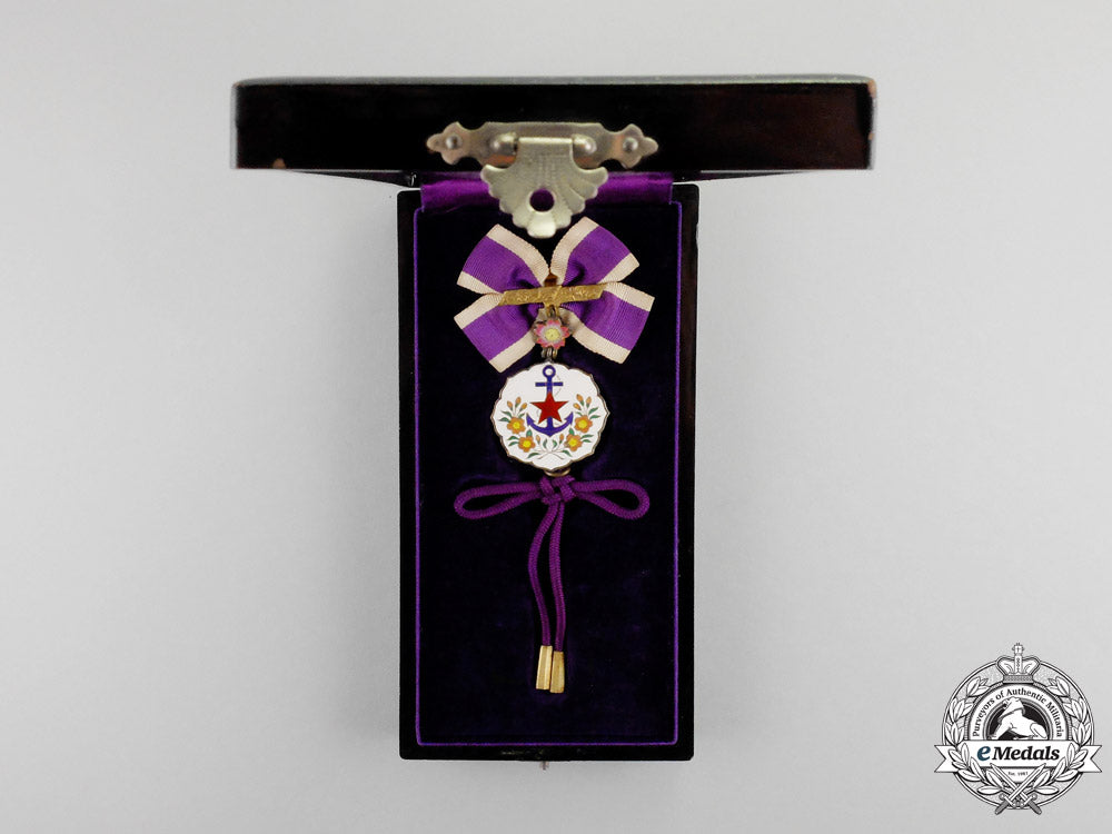 japan._a_patriotic_women's_association(_aikoku_fujinkai)_distinguished_service_badge_in_case_mm_000634