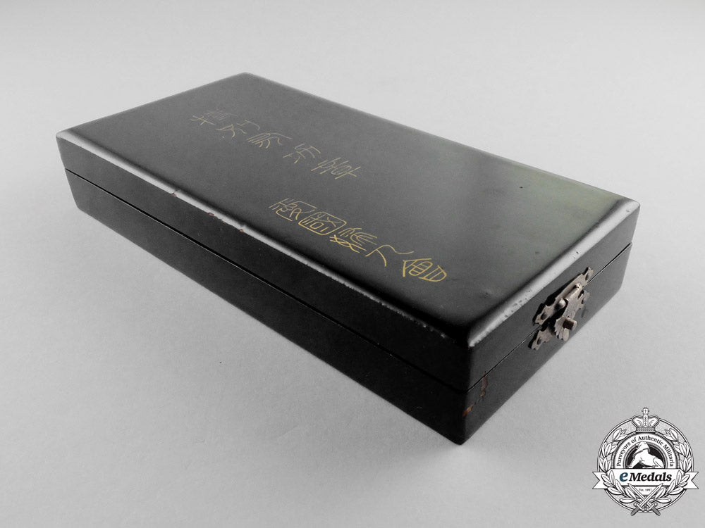 japan._a_patriotic_women's_association(_aikoku_fujinkai)_distinguished_service_badge_in_case_mm_000635