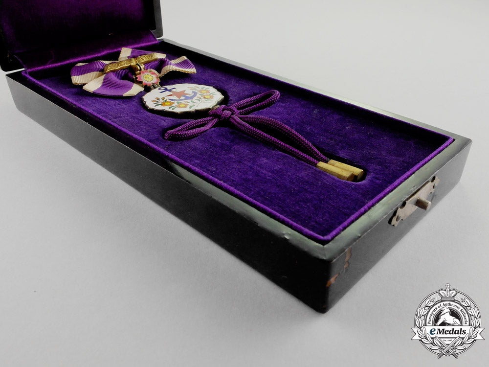 japan._a_patriotic_women's_association(_aikoku_fujinkai)_distinguished_service_badge_in_case_mm_000636