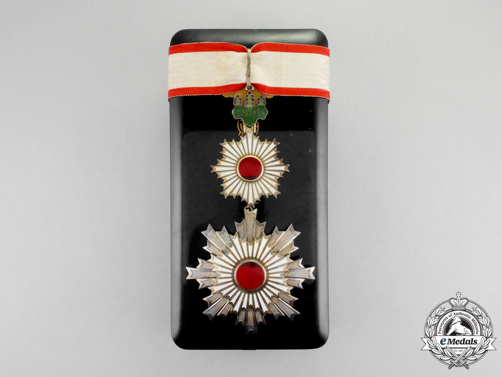 japan._an_order_of_the_rising_sun,_second_class_set_with_case_c.1935_mm_000663