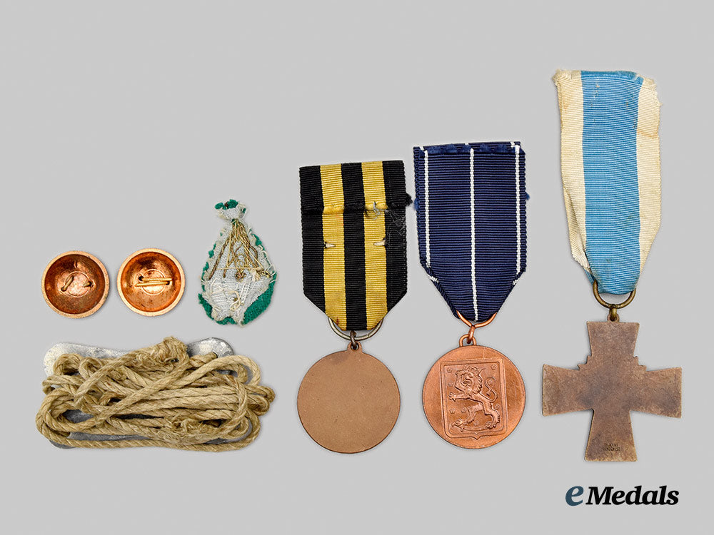 finland._mixed_lot_of_medals,_insignia_and_identification_tag.__mnc5197_1