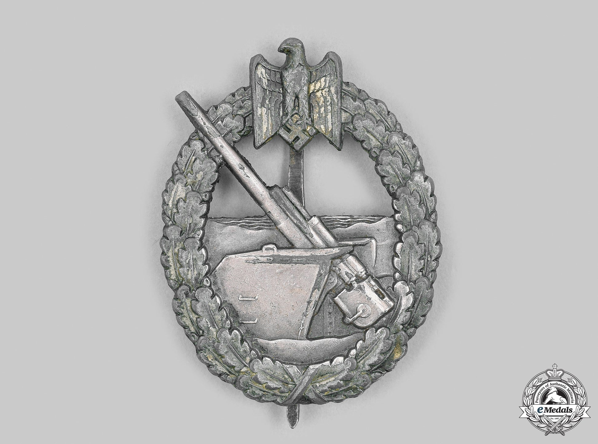 germany,_kriegsmarine._a_coastal_artillery_war_badge,_by_schwerin__mnc7364_m20_0400