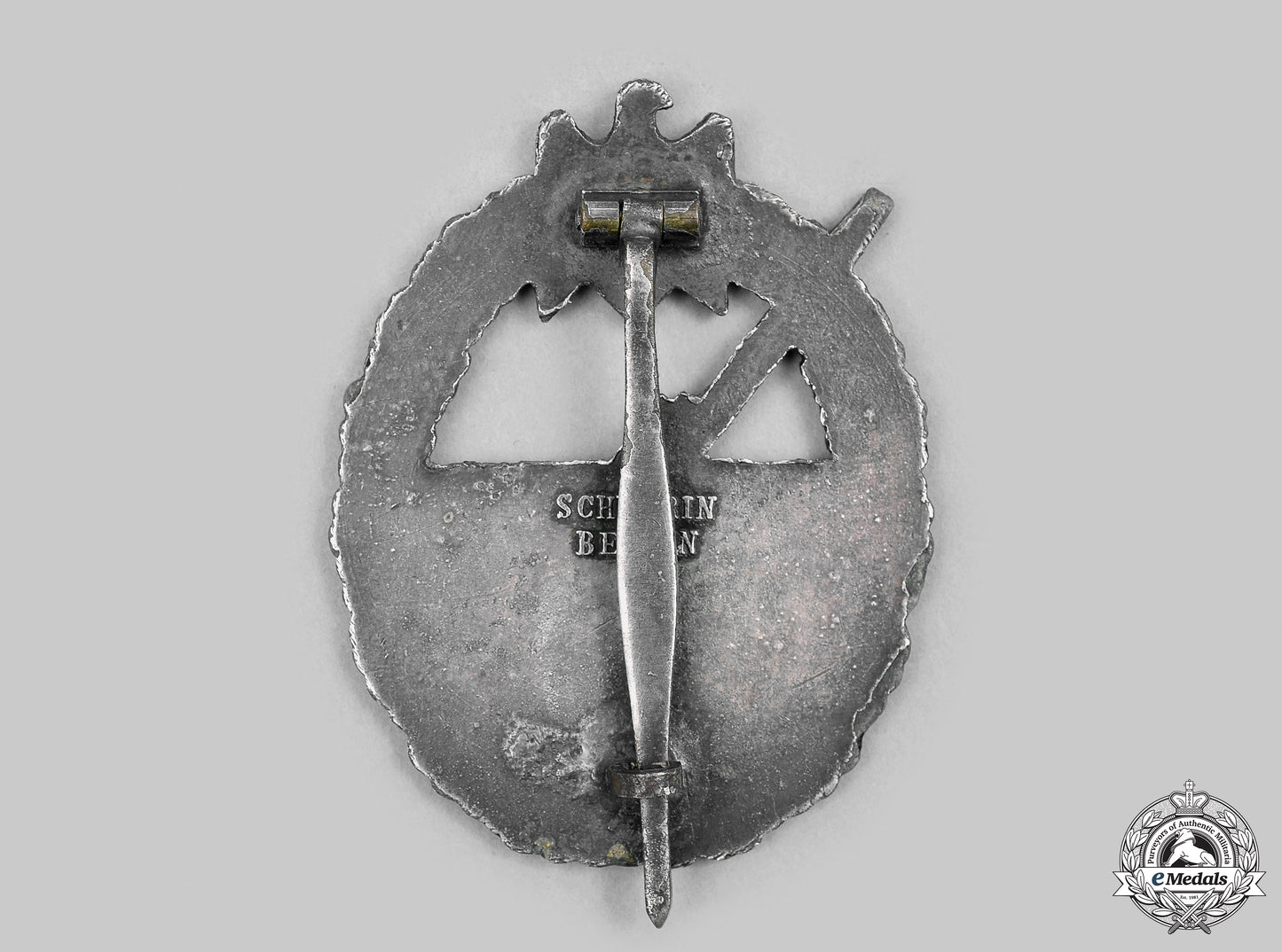 germany,_kriegsmarine._a_coastal_artillery_war_badge,_by_schwerin__mnc7366_m20_0401
