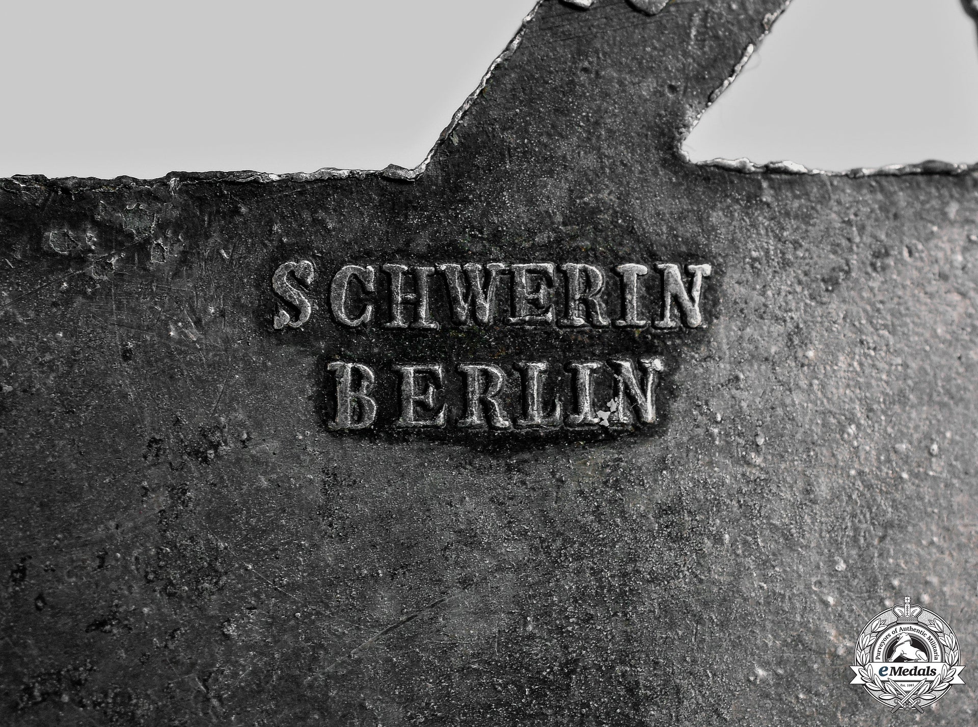 germany,_kriegsmarine._a_coastal_artillery_war_badge,_by_schwerin__mnc7367_m20_0403