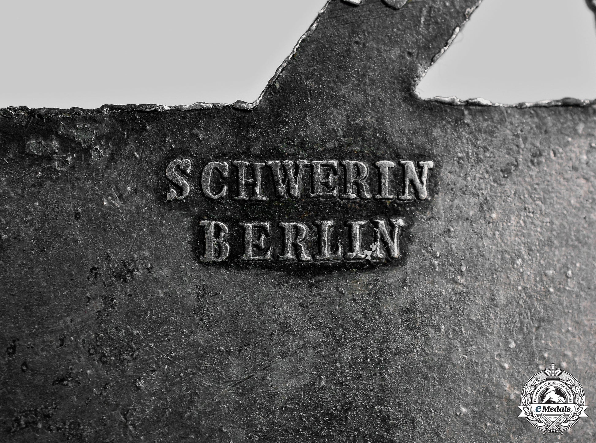 germany,_kriegsmarine._a_coastal_artillery_war_badge,_by_schwerin__mnc7367_m20_0403