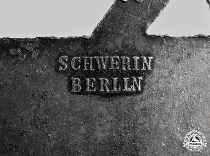 germany,_kriegsmarine._a_coastal_artillery_war_badge,_by_schwerin__mnc7367_m20_0403