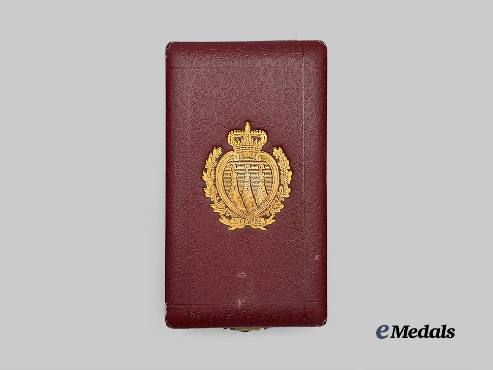 san_marino,_republic._an_order_of_saint_agatha,_knight_in_case_e_medals__e_u24372_2