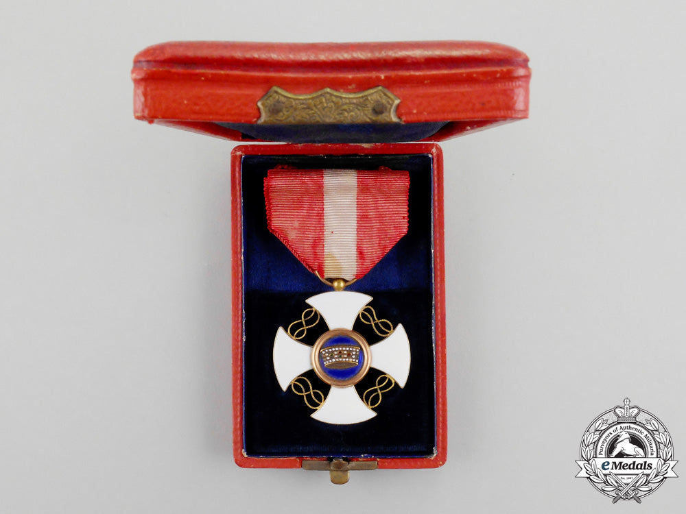 italy,_kingdom._an_order_of_the_crown_in_gold,_knight_with_case,_c.1900_n_003_1