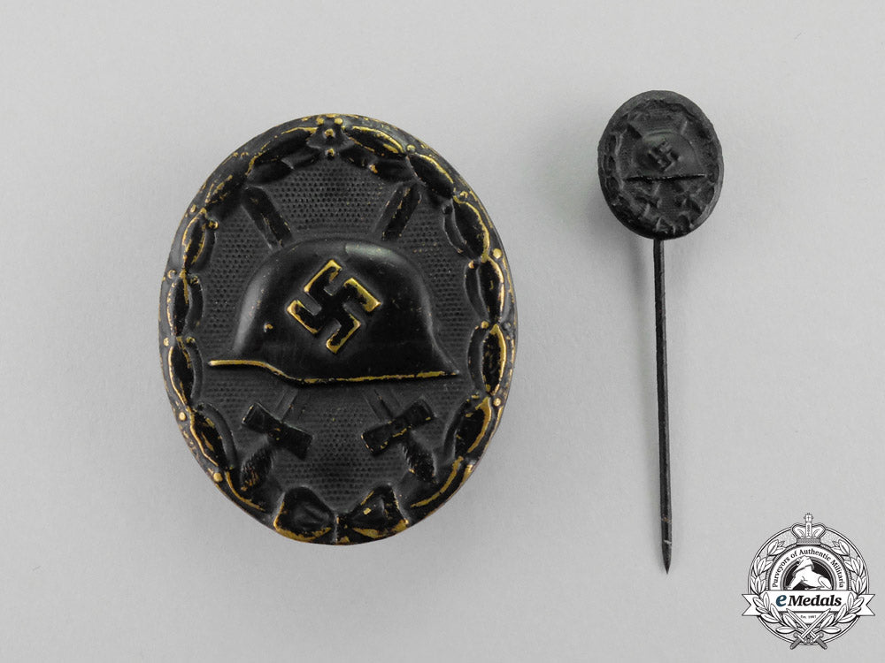 a_black_wound_badge_with_miniature_n_434_1