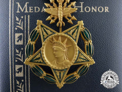 An American Air Force Medal Of Honor With Case