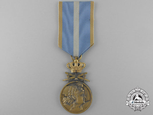 romania,_kingdom._an_air_force_bravery_medal,_gold_grade_with_swords,_c.1943_o_428