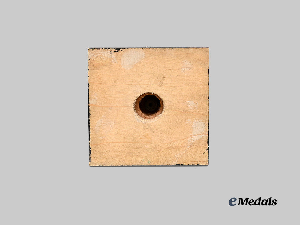 canada._a_governor_general’s_foot_guards_soldier_statue_e_medals__m0473-57_8