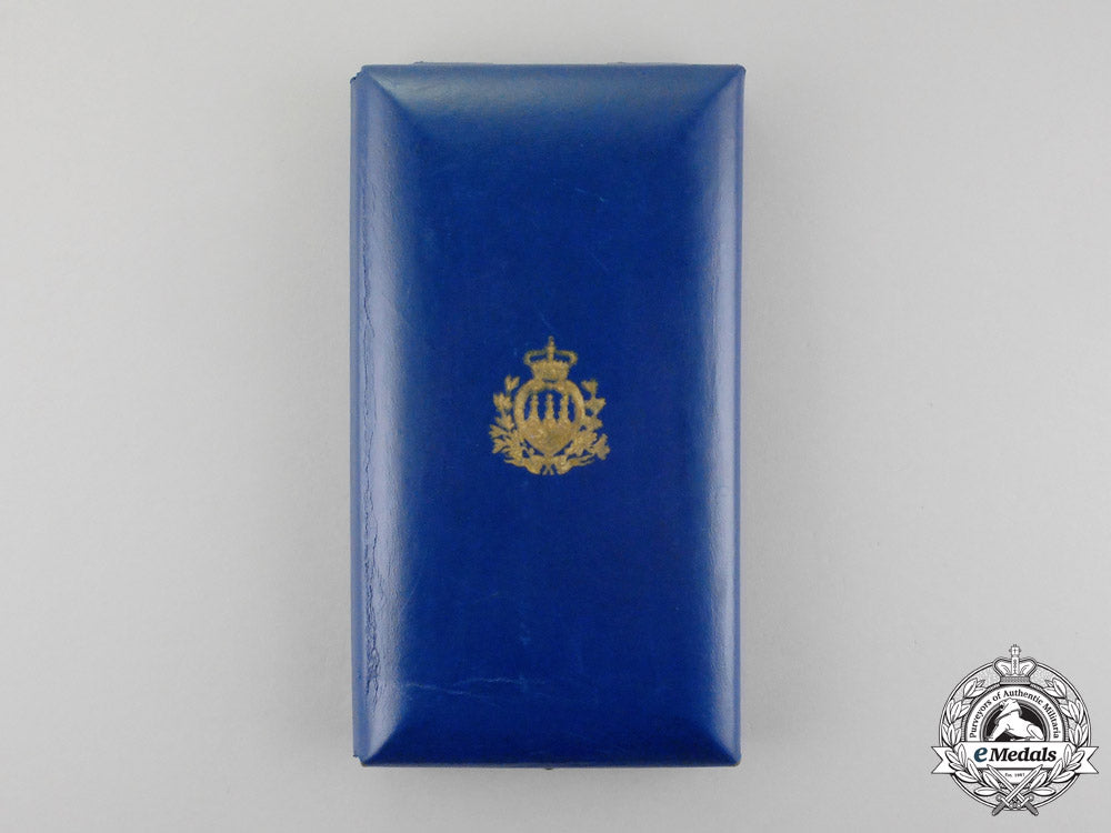an_order_of_san_marino,_commander_in_gold,_civil_division,_type_i_p_117_2_1_1
