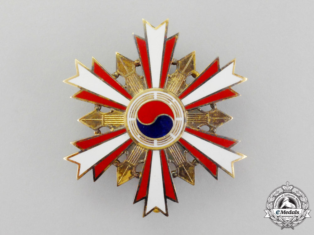 korean._an_order_of_national_security_merit(_hanja),_grand_cross_set,1_st_class_to_general_gabriel,_usaf_p_709