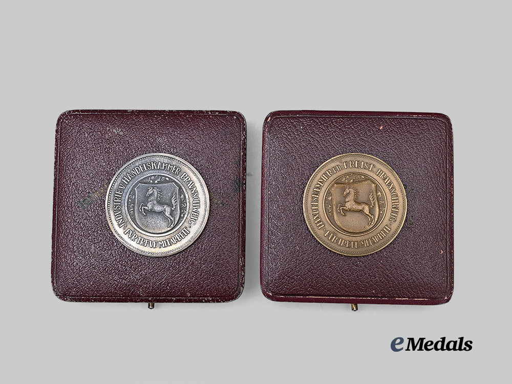 germany,_weimar_republic._a_pair_of_free_city_of_braunschweig_chamber_of_commerce_long_service_medals,_with_cases_e_medals__g62540_5