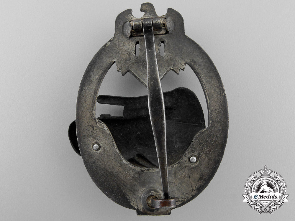 a_silver_grade_tank_assault_badge;_for_twenty-_five_engagements_q_241