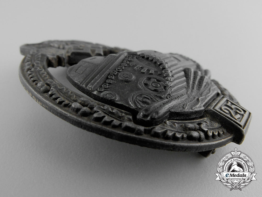 a_silver_grade_tank_assault_badge;_for_twenty-_five_engagements_q_242