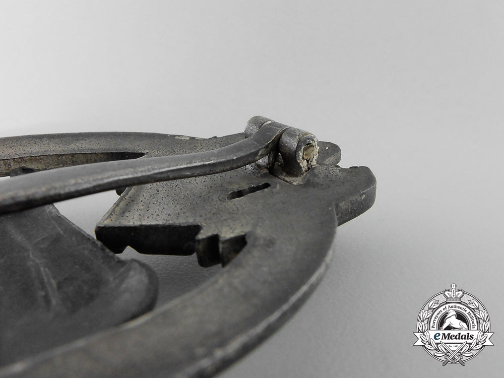 a_silver_grade_tank_assault_badge;_for_twenty-_five_engagements_q_245