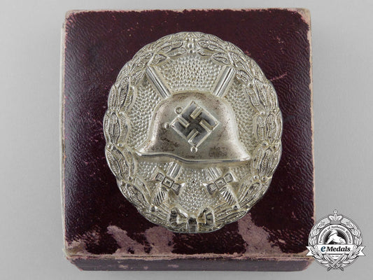 a_silver_grade_wound_badge_with_case_of_issue_q_464