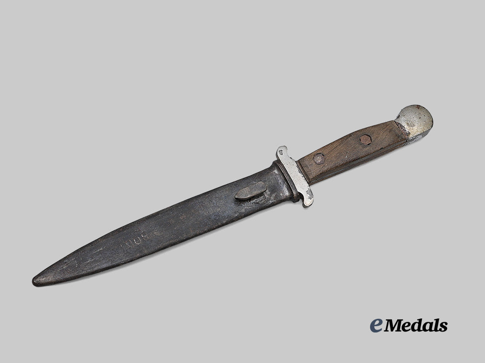 united_kingdom._a_lot_of_four_blades_with_escape_knife_e_medals__g_b8649_23