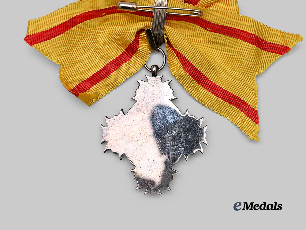 japan,_empire._an_order_of_the_sacred_crown,_v_i_i_i_class_in_case_e_medals__w8475_8