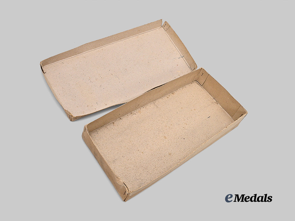 germany,_wehrmacht._a_factory_issue_box_for_panzer_assault_badges,_by_hermann_aurich_e_medals__g62927_3