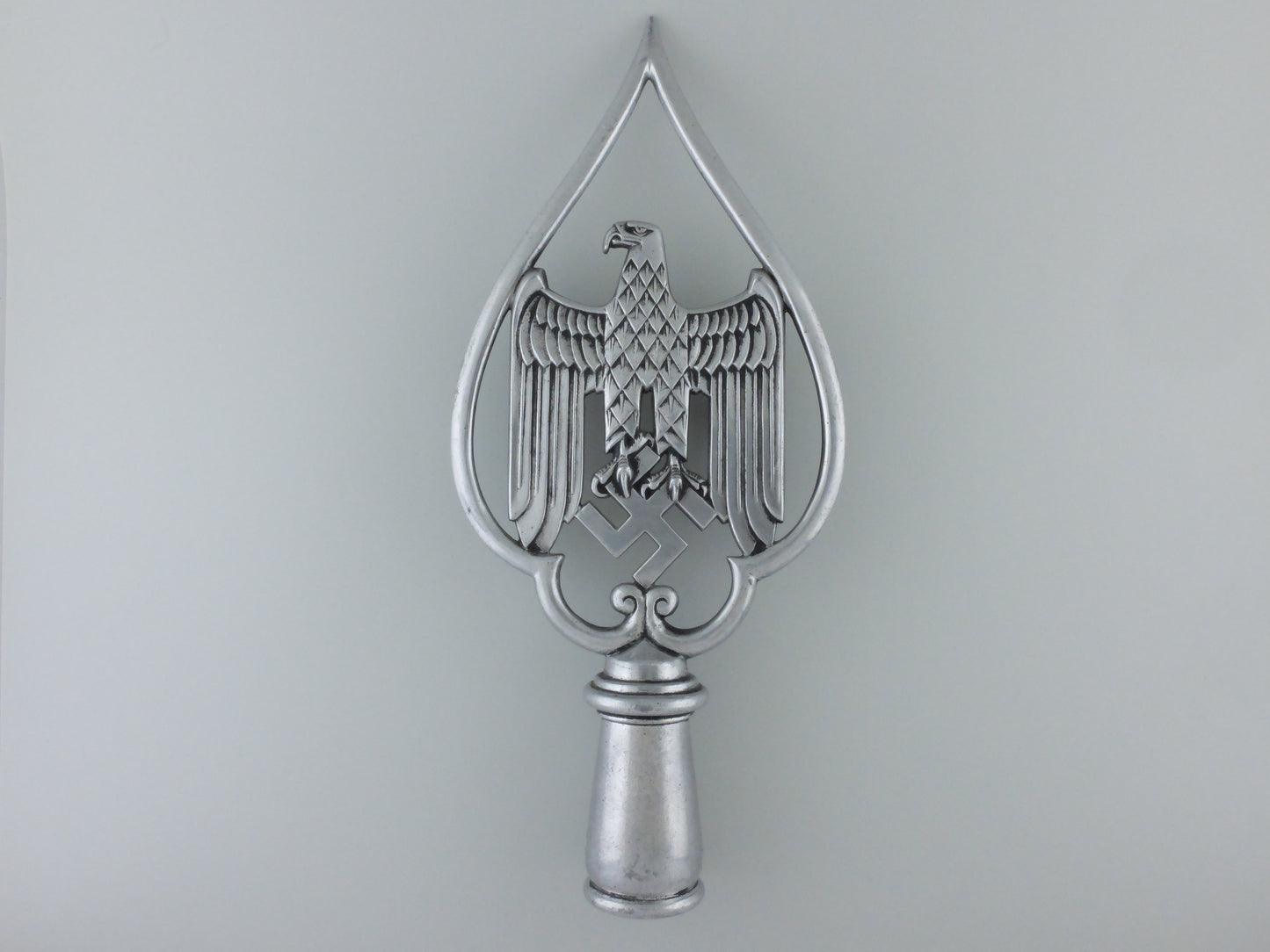 a_rare_army_standard_top_by_kraas_foundry,_berlin1942_s0031006_3