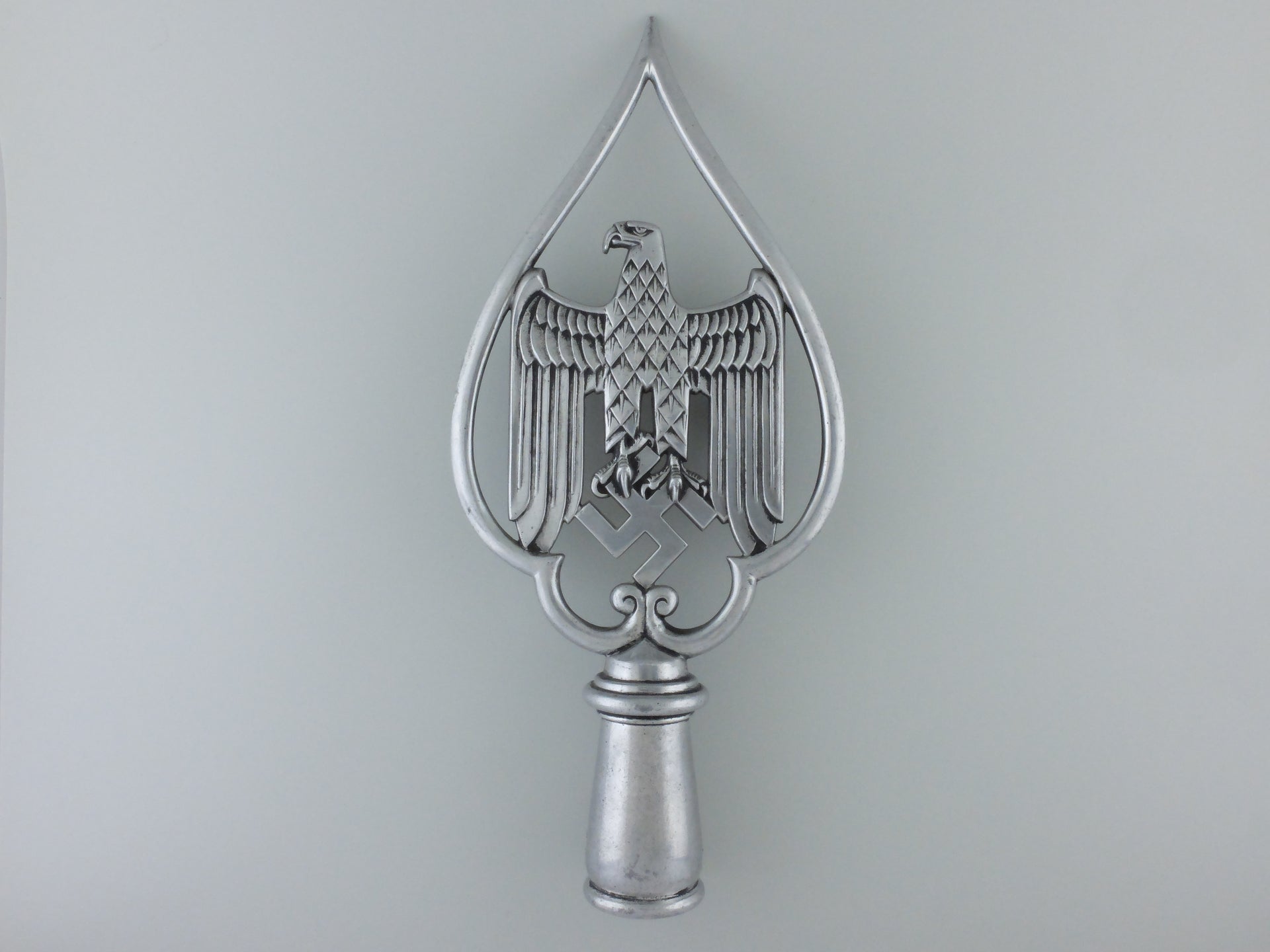 a_rare_army_standard_top_by_kraas_foundry,_berlin1942_s0031006_3