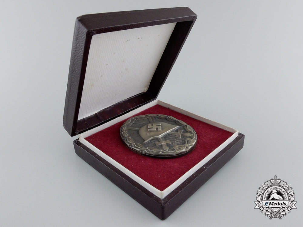 a_silver_wound_badge_in_case_of_issue;_mint_s0663309_2_