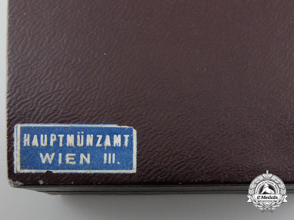 a_silver_wound_badge_in_case_of_issue;_mint_s0693314_2_