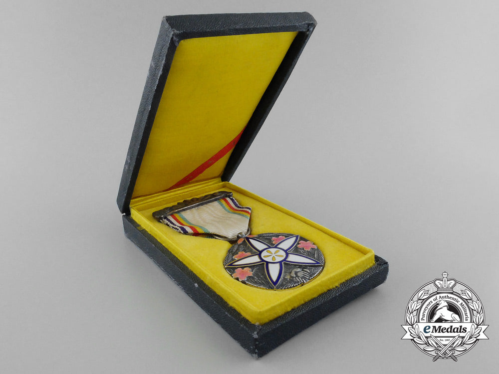 japan,_occupied_manchukuo._a1937_cultural_revitalization_medal_with_case_s0723089